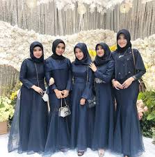 Ini adalah model yang cukup populer di tahun 2018 lalu dan tentu masih relevan untuk hari ini. Inspirasiootd On Instagram Follow Inspirasiootdid Untuk Selalu Mendapatkan Inspirasiootd Setiap Hari Follow Miaiqlim Pakaian Pesta Wanita Gaun Perempuan