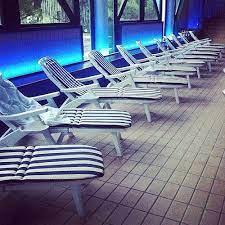 Heyplasti Come Rilassarsi Fare Un Bagno Nella Piscina Termale Avvolgersi In Teli Caldi All Uscita Della Vasca Sdraiarsi Su Morbidi Lettini A Riolo Terme Outdoor Decor Outdoor Chairs Outdoor Furniture