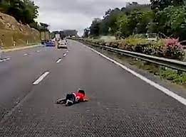 Cermin juga perlu sentiasa disekat, iaitu berada dalam tetapan 'child lock' atas sebab keselamatan. Kanak Kanak Dua Tahun Tercampak Pemandu Myvi Direman Tiga Hari