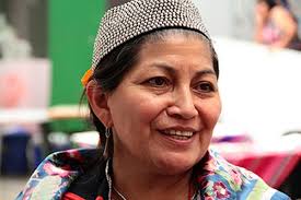 Elisa loncon (d), constituyente mapuche, es electa presidenta de la convención constitucional este 4 de julio del 2021 en la sesión inaugural de la convención constitucional, en el antiguo congreso. Elisa Loncon Presidira La Convencion Constituyente Chilena