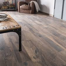 Un Carrelage Imitation Bois Brut Pour Un Salon A La Decoration Industrielle Carrelage Aspect Bois Carrelage Imitation Bois Carrelage Sol