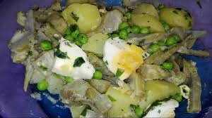 Impariamo a cucinare piatti semplici e golosi con due ingredienti immancabili nelle nostre dispense! Piatto Unico Light Insalata Di Patate Con Carciofi Uova E Piselli Youtube