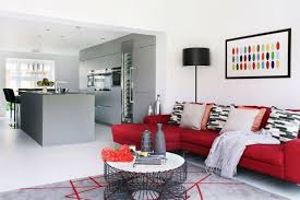 Open Space Con Divano Angolare Rosso Pareti Bianche Tappeto Grigio E Rosso Cucin Sala Da Pranzo Con Divano Idee Per Decorare La Casa Idee Di Interior Design
