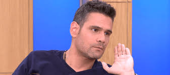 Ο δημήτρης ουγγαρέζος, νωρίτερα στο πρωινό, δεν είπε τίποτα για το θέμα, είχε απλά μια διακριτική αναφορά λίγο μετά την έναρξη της εκπομπής: Dhmhtrhs Oyggarezos Exase Th Mhtera Toy 10 Mhnes Meta Ton Patera Toy Ta Nea