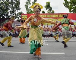 Tari zapin sebuah tarian tradisional khas riau yang dianggap sebagai sebuah akulturasi budaya arab dan budaya melayu di masa silam. Tari Zapin Gambarkan Keharmonisan Umat Islam Dalam Berdakwah
