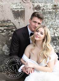 Sasha pieterse's bio and a collection of facts like bio, net worth, movies, tv shows, affair, husband, hudson sheaffer, wedding, age, facts, wiki, family, parents, height, nationality, weight, pregnant, pretty little liars, salary, career, famous for, biography, birthday and more can also be found. Pretty Little Liars Star Sasha Pieterse Marries Hudson Sheaffer At Irish Castle Prety Little Liars Pretty Little Liars Series Pretty Litte Liars