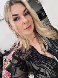 Names that cause confusion Examples: Gemma Pell Elsa Pell Both an issue in  France, as is Johnny Marr (J'en ai Marre