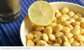 (الترمس الحلو والترمس المر) يحتوي الترمس المر على كمية من القلويات الضارة أكثر من الترمس الحلو، لذا يتم نقعه في الماء لمدة لا تقل عن أسبوع مع تغيير الماء يومياً للتخلص من السموم. Ø§Ù„ØªØ±Ù…Ø³ Ù…Ø¬Ù„Ø© Ø±Ø¬ÙŠÙ…