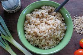 La proporción es de una taza de arroz integral por 3 tazas de agua, y el tiempo de. Como Preparar Arroz Integral Cocinarlo En Su Punto