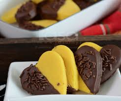 Ayak tepung gandum dan masukkan satu cawan dahulu ke dalam adunan. Koleksi Resipi Biskut Raya Yang Boleh Buat Guna Coklat Mudah Sedap