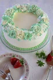 Entweder ist sie so wässrig, dass sie den ganzen kuchen unter wasser setzt oder so knusprig, dass. Tolles Rezept Fur Eine Erdbeer Waldmeister Torte Mit Blutenkranz Aus Buttercreme Fruhlings Blog Hop In Grun Sugarprincess