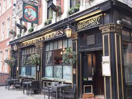 シャーロックファンの名所 ロンドンパブ ザ シャーロック ロンドンパブ イギリス 建物 イギリス 町並み