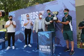 Armar un plantel que compita mano a mano con los. Sarmiento Ya Tiene Su Trofeo De Campeon Junin 24 Noticias De Junin