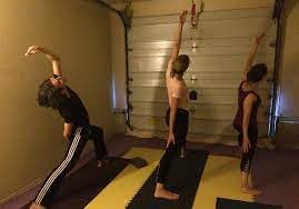 Ричард хотон, нэнси чартьер, робб хадспет и др. This Couple Teaches Yoga Classes In Their Garage