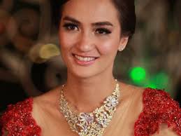 ATIQAH HASIHOLAN DAN RIO DEWANTO RESMI MENIKAH