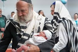 Vindt snel informatie en verbanden in het briswarenhuis. A Really Holy Moment Celebrating A Bris At Chabad Synagogue Lynnwood Today