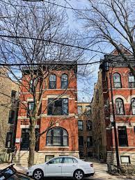 Modern Red Brick Apartment Building In The Lincoln Park Neighborhood Of Chicago With Rounded Bay Windows Apartments Exterior Brick Apartments Chicago Buildings