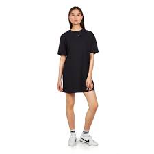Sport shoes, pants and shirts. Nike Sportswear Essential Dress Black White Hhv