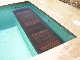 Pompe, robot, liner, bache, eclairage, jeux. Couverture De Piscine Immergee Sur Debordement Caisson En Banc Minimalistisch Pools Marseille Von Silver Pool Houzz