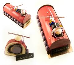Buche Biscuit Joconde A La Vanille Sirop Vanille Compotee Myrtilles Croustillant Duja Creme Mousseline A La Violette Mousse Vanille Glacage Miroir Rouge Macaron