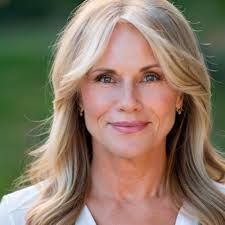 Beth Chamberlain's Instagram, Twitter & Facebook