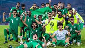 وعمل عبد القادر في السعودية خمس سنوات، بين 2015 وديسمبر/كانون الأول 2020 كمنسق إعلامي في الاتحاد الآسيوي لكرة القدم ثم في إدارة التسويق والاتصالات لسلسلة متاجر استهلاكية، قبل مغادرته البلاد بتأشيرة خروج نهائية. ØªØ´ÙƒÙŠÙ„Ø© Ø§Ù„Ø£ÙˆÙ„Ù…Ø¨ÙŠ Ø§Ù„Ø³Ø¹ÙˆØ¯ÙŠ ÙÙŠ Ù…Ø¨Ø§Ø±Ø§Ø© Ø§Ù„ÙŠÙˆÙ… Ø¶Ø¯ ÙƒÙˆØ±ÙŠØ§ Ø§Ù„Ø¬Ù†ÙˆØ¨ÙŠØ© Ø³Ø¨ÙˆØ±Øª 360