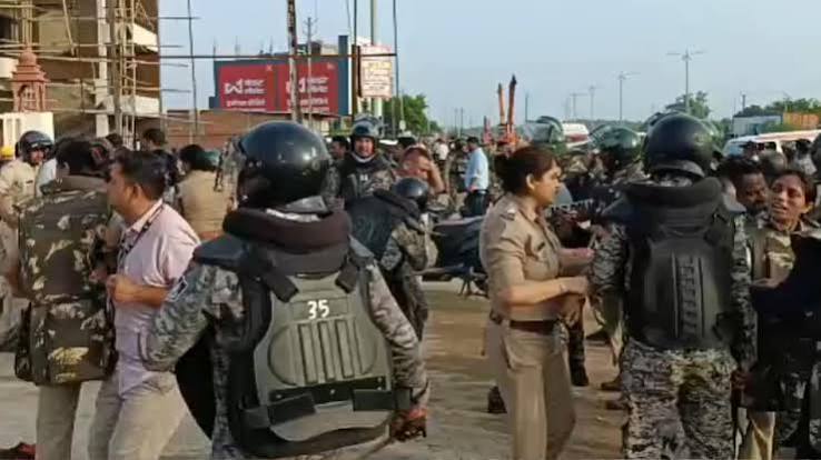 दतिया में बवाल! नरोत्तम मिश्रा के समर्थक भड़के, पत्थरबाजी में SP समेत 6 घायल, NH-44 पर 15 KM लंबा जाम - Datia Bypoll Narottam Mishra Supporters Chakka Jam NH 44 Blocked ntc ksrj - AajTak