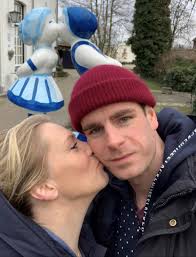 In dit persoonlijke programma zoomt henry in op zijn brabantse roots met ontroerende liedjes en even hilarische als fidele bespiegelingen. First Dutchkiss Challenge In The New Year Jelka Van Houten En Henry Van Loon Buitengoed De Gaard