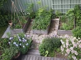 Kleingarten Gestalten Hochbeete Gemuse Iris Holz Gartenzaun Garten Kleiner Garten Garten Anlegen