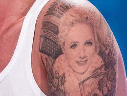 For tre år siden fik han tatoveret ansigtet på sin kæreste på sin venstre overarm. Helene Fischer Und Florian Silbereisen Das Passiert Jetzt Mit Seinem Tattoo Express De