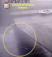Immortalano il ponte morandi gli attimi prima del crollo le nuove immagini, riprese dalle telecamere di autostrade, diffuse questa mattina dalla questura di. Tutti I Dubbi Ancora Irrisolti Di Ponte Morandi In Uno Dei Video Della Gdf Si Vede Che Dagospia