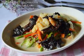 Khasiat cendawan telinga kera dapat merawat darah beku, tekanan darah merendah, mengurangkan berat badan dan antioksidannya yang tinggi. Amie S Little Kitchen Cendawan Telinga Masak Lemak