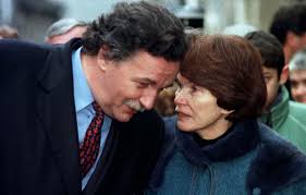 She was curator at the department of sculpture at the louvre and the musée d'orsay. Des Lettres Des Roses Et Du Chagrin L Histoire Des Ecrits Intimes De Francois Mitterrand