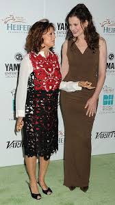 It was 25 years ago when susan sarandon and geena davis sped off in a 1966 thunderbird and steered their way into the annals of movie history in thelma & louise. Thelma And Louise Reunite Geena Davis And Susan Saradon Cosy Up At Charity Gala Celebrity News Showbiz Tv Express Co Uk