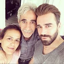Müzisyen ve modacı olan kemal doğulu'nun kardeşidir. Rasim Dogulu Kimdir Dogulu Kardesler Babalarindan Kalan Mirasi Neden Reddetti Sebebi Rasim Dogulu Nun Borclari Mi