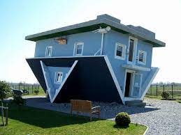 Abgesehen von der treppe hängt in dem einfamilienhaus, das auf dem kopf steht, nämlich alles vom fußboden herab. Das Umgedrehte Haus Welt Steht Kopf In Trassenheide Usedom Deutschland Mal Anders