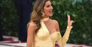 Gisele bündchen is a brazilian supermodel who has a net worth of $400 million. Who S Gisele Bundchen Bio Wiki Net Worth Salary Siblings Kids Sister