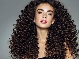 قصات شعر كيرلي للشباب والفتيات والأطفال.. طرق العناية به وتصفيفه بالصور