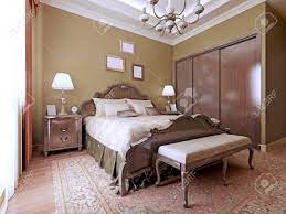 Das bett ist bestimmt gemütlich. Luxus Schlafzimmer Englisch Stil Luxurioses Bett Mit Kopfteil Von Hand Gefertigt Weiche Matratzen Und Eine Bank Neben Dem Bett 3d Ubertragen Lizenzfreie Fotos Bilder Und Stock Fotografie Image 46193798