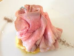 In una pentola unire l'alloro, le carote a tocchetti, la costa di sedano, il rosmarino, il vitello, il vino bianco, 2 cucchiai di olio extravergine di oliva e acqua fino quasi a coprire il vitello. The Pre Mayonnaise Vitello Tonnato English Language Recipe Tenuta Carretta