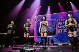 info 201022 #wannabe (346m) ahora ha superado a #icy (345m) y se convirtió en la canción oficial de itzy con la segunda mayor cantidad de puntos. Exclusive Review Itzy Kicks Start Premiere Showcase Tour Itzy Itzy In Los Angeles Kpopmap