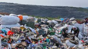 Sampah anorganik merupakan sampah yang tidak membusuk dan bahannya membutuhkan waktu lama untuk terurai kembali ke alam, sebagian bahkan tidak bisa terurai kembali sama sekali, misalnya sampah plastik, botol, gabus polystyrene (styrofoamtm) kemasan makanan, dan kaleng. Jumlah Sampah Jakarta Ke Tpst Bantargebang Naik Terus Tiap Tahun Ini Detailnya Metro Tempo Co