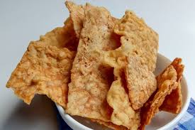 Keripik tempe khas Ngawi jadi camilan favorit wisatawan karena rasanya gurih, renyah, dan tahan lama. Cocok dijadikan oleh-oleh saat pulang liburan.