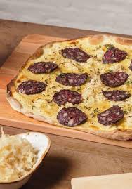Flammkuchen Mit Sauerkraut Und Blutwurst Bekanntlich Befindet Sich Der Ursprung Des Flammkuchens Im Elsass Der Ursprung Essen Flammkuchen Lebensmittel Essen