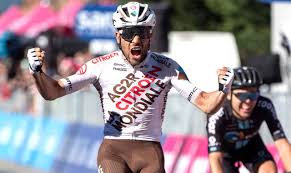 El ciclista italiano lanzó un ataque, pero egan logró conservar la camiseta rosa. Dbp7jlsfrzfunm