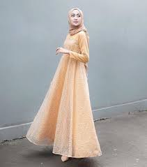 8 Inspirasi Kebaya Lamaran Modern Untuk Yang Berhijab Cantik Berkilau Dalam Busana Timeless