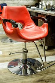 Möbel > stuhl > roter stuhl. Roter Stuhl Mit Metallgestell Im Friseursalon Kleine Tiefenscharfe Foto Vorratig Crushpixel