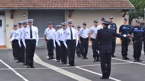 Le ministre de l'intérieur, gérald darmanin, a annoncé se rendre sur place. Chateauroux Hommage A Eric Monroy Policier Tue Dans L Exercice De Ses Fonctions