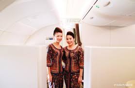 Status di tiktoknya itu diunggahnya pada 24 desember 2020. Fakta Dibalik Baju Seragam Pramugari Singapore Airlines Tertua Di Dunia Ishabripedia Us