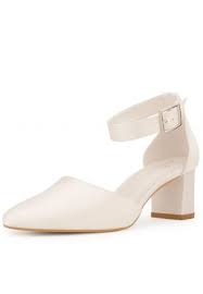 Sind bequem und relativ leicht zum laufen, bei peep toes kann man mit buntem nagellack einen extra akzent setzen. Bequeme Braut Pumps Ivory Fur Ihre Hochzeit The Beaut